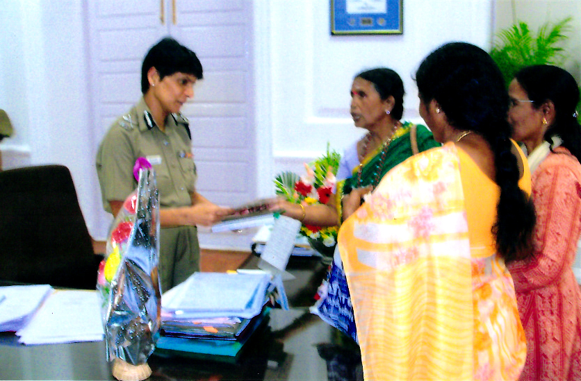 Navodaya Women's Trust(NWT) president felicitates 1st women DGP Smt.Latikeshwaran in 2004